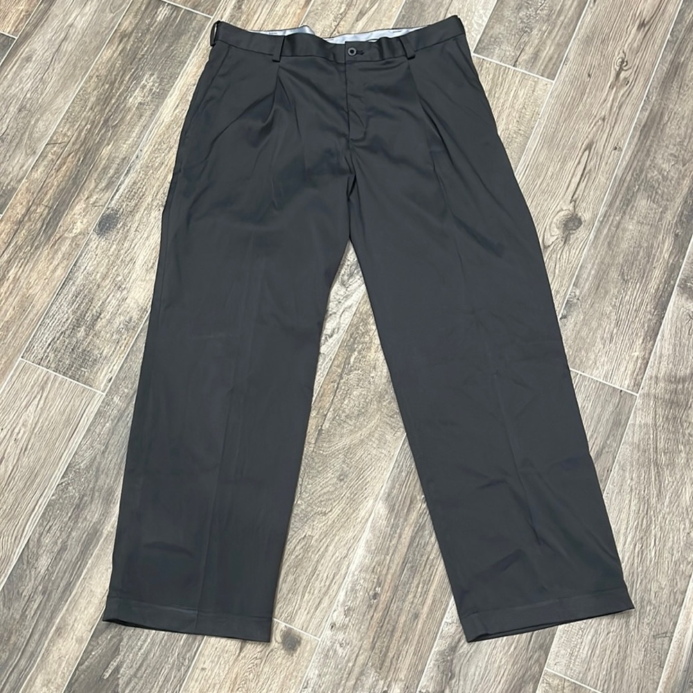 Nike Golf 34x30 drifit black pleated golf slacks